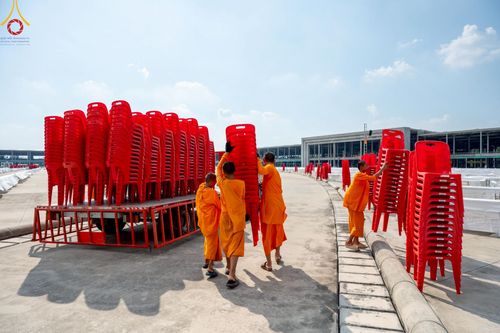 ภาพ No.220809:วันที่ 24-25 เมษายน พ.ศ. 2568 การเก็บงาน ผ้ารับประเคน ผ้าระบาย โต๊ะ เก้าอี้  ภายหลังงานวันคุ้มครองโลก ณ วัดพระธรรมกาย