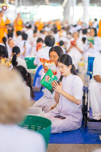 ภาพ No.158963:พิธีตักบาตร ในวันอาทิตย์ต้นเดือน วันที่ 6 ตุลาคม พ.ศ. 2567 ณ สภาธรรมกายสากล วัดพระธรรมกาย