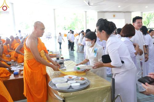 ภาพ No.162166:พิธีถวายภัตตาหารเมนูสวรรค์ เนื่องในวันออกพรรษา (ขึ้น 15 ค่ำ เดือน 11) วันพฤหัสบดีที่ 17 ตุลาคม พ.ศ. 2567 ณ หอฉันคุณยายอาจารย์ฯ วัดพระธรรมกาย