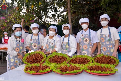 ภาพ No.112922:พิธีถวายภัตตาหารเป็นสังฆทาน แด่คณะพระธรรมยาตรา ปีที่ 12 วันที่ 15 มกราคม พ.ศ. 2567 ณ วัดสองพี่น้อง จ.สุพรรณบุรี