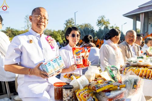 ภาพ No.103875:พิธีตักบาตรพระ 1,000 รูป ครั้งที่ 7 ถวายเป็นพุทธบูชา เพื่อช่วยเหลือคณะสงฆ์ 323 วัด 4 จังหวัดชายแดนภาคใต้ และถวายแด่คณะสงฆ์จังหวัดพิษณุโลก ณ ลานธรรมธุดงคสถานพิษณุโลก อ.วังทอง จ.พิษณุโลก วันที่ 24 ธันวาคม พ.ศ. 2566