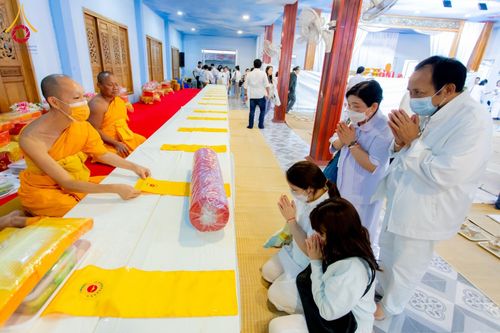 ภาพ No.196951:พิธีถวายภัตตาหารเป็นสังฆทาน แด่พระธรรมยาตรา ณ วัดโบสถ์(บน) ตำบลบางคูเวียง อำเภอบางกรวย จังหวัดนนทบุรี ในโครงการธรรมยาตรา กตัญญูบูชา มหาปูชนียาจารย์ พระมงคลเทพมุนี(สด จนฺทสโร) พระผู้ปราบมาร อนุสรณ์สถาน 7 แห่ง ปีที่ 13 วันที่ 18 มกราคม พ.ศ. 2568