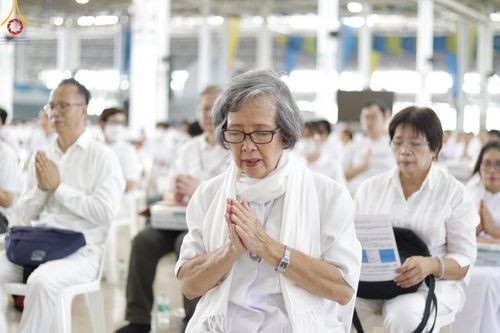 ภาพ No.145270:พิธีถวายผ้าอาบน้ำฝนและประทีปโคมไฟ ณ สภาธรรมกายสากล วัดพระธรรมกาย วันเสาร์ที่ 20 กรกฎาคม พ.ศ. 2567