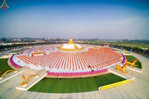 ภาพ No.201061:พิธีตักบาตรพระธรรมยาตรา ณ อนุสรณ์สถานลำดับที่ 5 สถานที่เผยแผ่วิชชาธรรมกายครั้งแรก อนุสรณ์สถานบางปลา วัดบางปลา อำเภอบางเลน จังหวัดนครปฐม ในโครงการธรรมยาตรา กตัญญูบูชา มหาปูชนียาจารย์ พระมงคลเทพมุนี(สด จนฺทสโร) พระผู้ปราบมาร อนุสรณ์สถาน 7 แห่ง ปีที่ 13