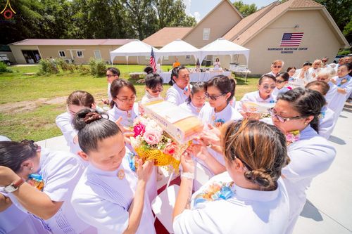 ภาพ No.234634:วันอาทิตย์ที่ 20 กรกฎาคม  พ.ศ.2568 พิธีทอดผ้าป่าภาคพื้นอเมริกา พิธีเจริญพระพุทธมนต์ ฉลองอาคารแก้วธรรมชัยรัตนอนันต์ วัดพระธรรมกายเทนเนสซี ประเทศสหรัฐอเมริกา