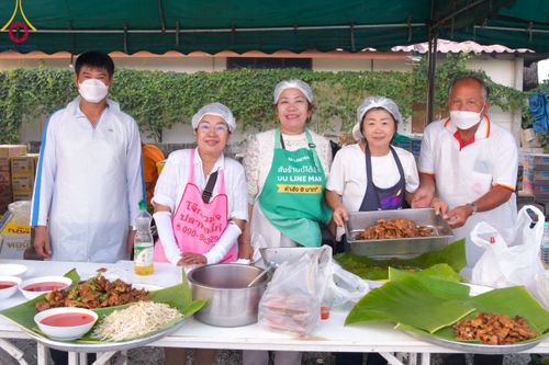 ภาพ No.109920:ถวายภัตตาหารเป็นสังฆทาน แด่คณะพระธรรมยาตราฯ ปีที่ 12 วันที่ 11 มกราคม พ.ศ. 2567 ณ อนุสรณ์สถานคลองบางนางแท่น  อ.สามพราน จ.นครปฐม