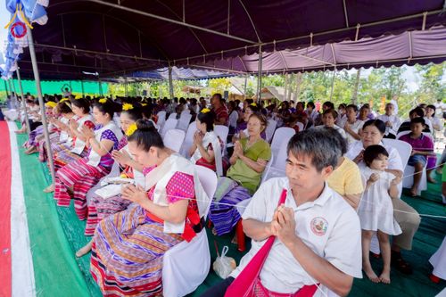 ภาพ No.255505:วันที่ 13 ตุลาคม พ.ศ. 2568 พิธีบรรจุพระบรมสารีริกธาตุ ผูกผ้า 7 สี เพื่อความเป็นสิริมงคล  และ ยกช่อฟ้า ประดิษฐานบนหลังคาอุโบสถวัดทุ่งเจริญธรรม ถวายบูชาธรรม 81 ปี หลวงพ่อธัมมชโย โดยคณะศิษยานุศิษย์ ณ วัดทุ่งเจริญธรรม อ.อมก๋อย จ.เชียงใหม่