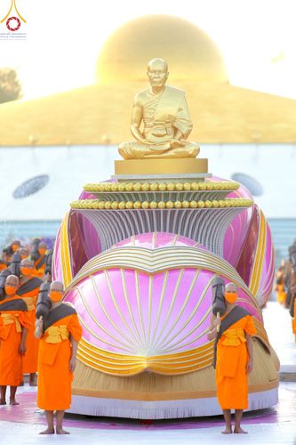ภาพ No.104426:พระธรรมยาตราร่วมปฏิบัติธรรม และถ่ายภาพหมู่ประวัติศาสตร์ หน้ามหาวิหารพระมงคลเทพมุนี วันที่ 27 ธันวาคม พ.ศ. 2566