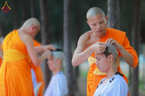 ภาพ No.135340:พิธีปลงผม ธรรมทายาท ระดับอุดมศึกษา รุ่นที่ 51 ภาคฤดูร้อน ณ วัดพระธรรมกาย จ.ปทุมธานี วันเสาร์ที่ 6 เมษายน พ.ศ. 2567