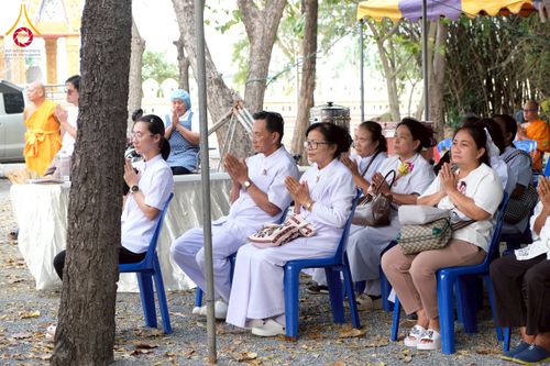 ภาพ No.277963:พิธีตัดปอยผมและปลงผมนาคธรรมทายาท พิธีขอขมาผู้ปกครอง ณ ศูนย์อบรมเยาวชนนครปฐม จ.นครปฐม และพิธีมอบบาตร ผ้าไตร นาคธรรมทายาท พิธีบรรพชา อุปสมบทหมู่ ณ วัดลาดหญ้าไทร จ.นครปฐม