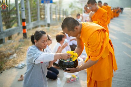 ภาพ No.62285:Photo Story  มหัศจรรย์วัดดงดินแดง Episode 4 กิจกรรมตักบาตรฉลองพระ-เณรกว่า 500 รูป