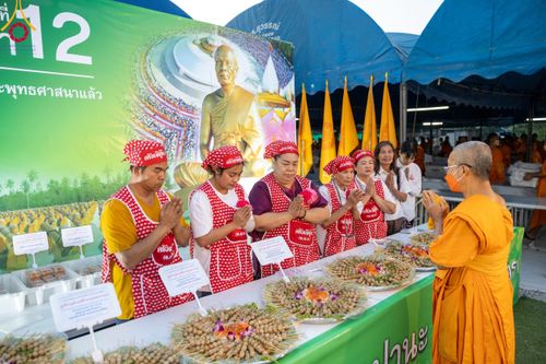 ภาพ No.109034:พิธีถวายภัตตาหารเป็นสังฆทาน แด่คณะพระธรรมยาตราฯ ในโครงการธรรมยาตรากตัญญูบูชา มหาปูชนียาจารย์ พระมงคลเทพมุนี(สด จนฺทสโร) พระผู้ปราบมาร อนุสรณ์สถาน 7 แห่ง ปีที่ 12 วันที่ 9 มกราคม พ.ศ. 2567 ณ อนุสรณ์สถานคลองบางนางแท่น  อ.สามพราน จ.นครปฐม