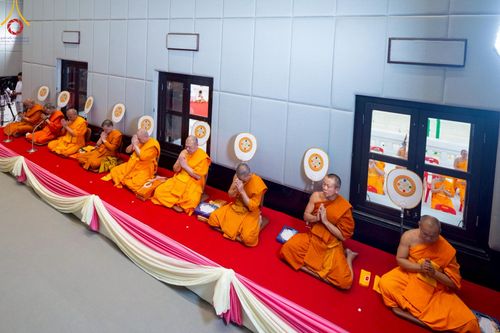 ภาพ No.214806:พิธีต้อนรับสัญญาบัตร พัดยศ พระราชวิเทศวชิรเวที (บัณฑิต วรปญฺโญ) เจ้าอาวาสวัดพระธรรมกายสกอตแลนด์ สหราชอาณาจักร ผู้ช่วยเจ้าอาวาสวัดพระธรรมกาย ณ อุโบสถพระไตรปิฏก วัดพระธรรมกาย