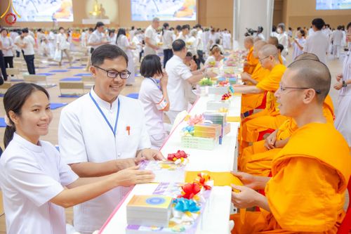 ภาพ No.136915:พิธีถวายหนังสือธรรมะ บาลี นักธรรม ทางก้าวหน้า ณ ห้องแก้วสารพัดนึก 2 วัดพระธรรมกาย วันเสาร์ที่ 11 พฤษภาคม พ.ศ. 2567