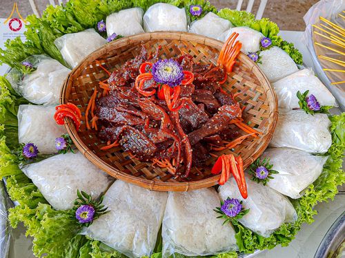 ภาพ No.195638:สาธุชนถวายภัตตาหารเป็นสังฆทาน แด่พระธรรมยาตรา ณ วัดสองพี่น้อง ต.ต้นตาล อ.สองพี่น้อง จ.สุพรรณบุรี ในโครงการธรรมยาตรา กตัญญูบูชา มหาปูชนียาจารย์ พระมงคลเทพมุนี(สด จนฺทสโร) พระผู้ปราบมาร อนุสรณ์สถาน 7 แห่ง ปีที่ 13 วันที่ 15 มกราคม พ.ศ. 2568