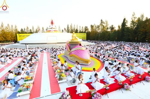 ภาพ No.192991:พิธีตักบาตรพระธรรมยาตรา ณ อนุสรณ์สถานคลองบางนางแท่น อ.สามพราน จ.นครปฐม ในโครงการธรรมยาตรา กตัญญูบูชา มหาปูชนียาจารย์ พระมงคลเทพมุนี(สด จนฺทสโร) พระผู้ปราบมาร อนุสรณ์สถาน 7 แห่ง ปีที่ 13 วันที่ 11 มกราคม พ.ศ.2568