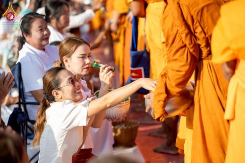 ภาพ No.250574:วันพุธที่ 8 ตุลาคม พ.ศ. 2568 พิธีตักบาตรเทโวโรหณะ ณ ลานธรรมปทุมรัตน์ธรรมเจดีย์ พุทธอุทยานนานาชาติ อ.โพนพิสัย จ.หนองคาย