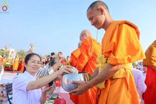 ภาพ No.180453:พิธีตักบาตรพระ ๑,๐๐๐ รูป ฉลองเมืองลำปาง ๑,๓๔๔ ปี วันเสาร์ที่ ๗ ธันวาคม พ.ศ. ๒๕๖๗ ณ ลานพระบรมราชานุสาวรีย์ พระนเรศวรมหาราช อ.เกาะคา จ.ลำปาง