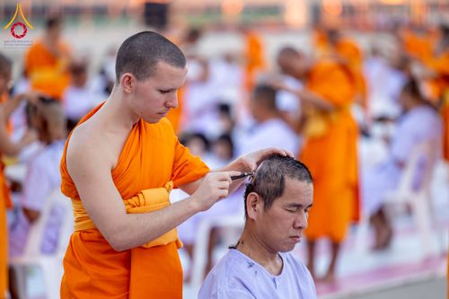 ภาพ No.274784:วันอาทิตย์ที่ 30 พฤศจิกายน พ.ศ. 2568 พิธีปลงผม โครงการอุปสมบทบูชาธรรมมหาปูชนียาจารย์ ปี 2568 ณ ลานธรรมพระมหาธรรมกายเจดีย์ ฝั่งทิศตะวันตก ระหว่างวิหารคดหมายเลข 8 และ 9 วัดพระธรรมกาย
