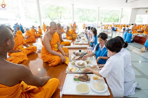 ภาพ No.240111:วันเสาร์ที่ 23 สิงหาคม พ.ศ. 2568 (วันพระ แรม 14 ค่ำ เดือน 9) พิธีบุพเปตพลี ครั้งที่ 169 ร่วมอุทิศบุญแด่หมู่ญาติที่ล่วงลับไปแล้ว และสืบทอดอายุพระพุทธศาสนา ณ หอฉันคุณยายอาจารย์ฯ วัดพระธรรมกาย