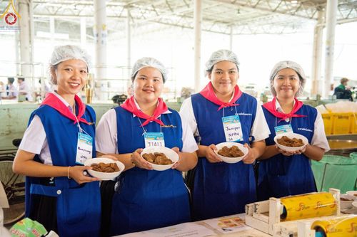 ภาพ No.58853:V.40 ภัตตาหารพระหมื่นวัด เราจัดให้ การปฏิบัติงานของเจ้าหน้าที่และอาสาสมัคร เพื่อรับบุญในการถวายภัตตาหาร แด่คณะสงฆ์ 10,000 กว่าวัดทั่วประเทศ ที่มาร่วมงานวันคุ้มครองโลก จันทร์ที่ 22 เมษายน พ.ศ. 2567 ณ วัดพระธรรมกาย