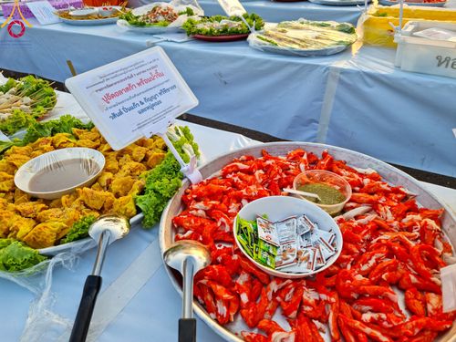 ภาพ No.108487:ถวายภัตตาหารเป็นสังฆทาน แด่คณะพระธรรมยาตราฯ ในโครงการธรรมยาตรากตัญญูบูชา มหาปูชนียาจารย์ พระมงคลเทพมุนี(สด จนฺทสโร) พระผู้ปราบมาร อนุสรณ์สถาน 7 แห่ง ปีที่ 12 วันที่ 7 มกราคม พ.ศ. 2567 ณ อนุสรณ์สถานโลตัสแลนด์ จ.สุพรรณบุรี