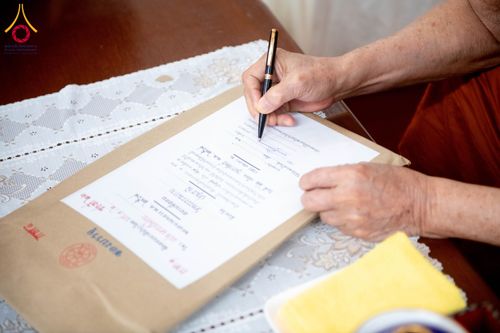 ภาพ No.208818:พระบาทสมเด็จพระเจ้าอยู่หัวทรงพระกรุณาโปรดเกล้าฯ พระราชทานภัตตาหารพระราชทาน แด่พระภิกษุ สามเณร ในการสอบบาลีสนามหลวง ณ วัดพระธรรมกาย วันที่ 22 กุมภาพันธ์ พ.ศ. 2568 ณ วัดพระธรรมกาย อำเภอคลองหลวง จังหวัดปทุมธานี