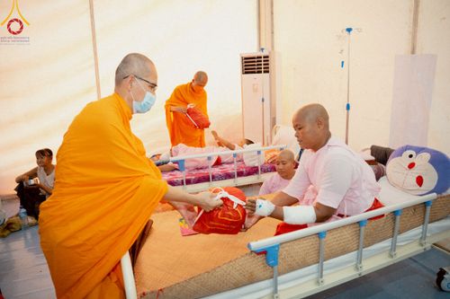 ภาพ No.220339:วันที่ 17 เมษายน พ.ศ. 2568 ผู้แทนวัดพระธรรมกาย ลงพื้นที่เยียวยา ซับน้ำตาเหยื่อแผ่นดินไหวมัณฑะเลย์