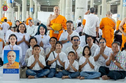 ภาพ No.62593:พิธีถวายบาตรเเละไทยธรรม ในโครงการอุปสมบทหมู่ บูชาธรรมหลวงพ่อธัมมชโย พ.ศ.2567 ณ ลานธรรม พระมหาธรรมกายเจดีย์ วันที่ 13 เมษายน พ.ศ.2567