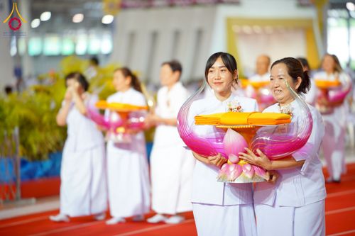 ภาพ No.215423:วันอาทิตย์ต้นเดือนที่ 6 เมษายน พ.ศ. 2568 ขบวนอัญเชิญผ้าป่าสมทบ มหาสังฆทาน 40,000 กว่าวัดทั่วประเทศ ณ สภาธรรมกายสากล วัดพระธรรมกาย