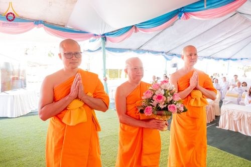 ภาพ No.179876:พิธีทอดกฐินบรมจักรพรรดิ สร้างอุโบสถ 80 ปี บูชาธรรมหลวงพ่อธัมมชโย ณ วัดพระธรรมกายแคลิฟอร์เนีย ประเทศสหรัฐอเมริกา วันอาทิตย์ที่ 10 พฤศจิกายน พ.ศ. 2567
