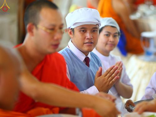 ภาพ No.60248:คณะสงฆ์ 10,000 กว่าวัดฉันภัตตาหารเพล ในวันคุ้มครองโลก วันจันทร์ที่ 22 เมษายน พ.ศ. 2567 ณ สภาธรรมกายสากล วัดพระธรรมกาย