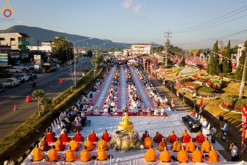 ภาพ No.187183:พิธีตักบาตรพระ ๕๐๐ รูป "สร้างบุญใหญ่ ส่งท้ายปีเก่า ต้อนรับปีใหม่ ๒๕๖๘" วันเสาร์ที่ ๒๘ ธันวาคม พ.ศ. ๒๕๖๗ ณ ถนนหน้าที่ว่าการอำเภอภูเรือ จังหวัดเลย