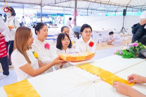 ภาพ No.201838:พิธีถวายภัตตาหารเป็นสังฆทาน แด่พระธรรมยาตรา ณ อนุสรณ์สถานบางปลา วัดบางปลา อำเภอบางเลน จังหวัดนครปฐม ในโครงการธรรมยาตรา กตัญญูบูชา มหาปูชนียาจารย์ พระมงคลเทพมุนี(สด จนฺทสโร) พระผู้ปราบมาร อนุสรณ์สถาน 7 แห่ง ปีที่ 13 วันที่ 26 มกราคม พ.ศ. 2568