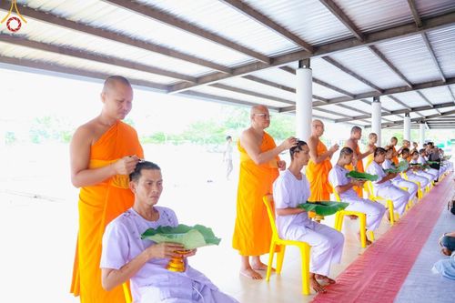 ภาพ No.186491:พิธีตัดปอย ปลงผม เวียนประทักษิณ  มอบบาตรผ้าไตร ขอขมาผู้ปกครอง และพิธีบรรพชาอุปสมบท  โครงการอุปสมบทหมู่บูชาธรรมมหาปูชนียาจารย์  ประจำปี 2567 ณ ศูนย์ปฏิบัติธรรมภาคใต้และวัดคงคาเลียบ อ.บางกล่ำ จ.สงขลา วันอาทิตย์ที่ 8 ธันวาคม พ.ศ. 2567