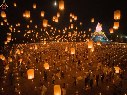 พิธีจุดประทีปโคมลาน, โคมลอยและลอยกระทง ถวายประทีปเป็นพุทธบูชา สร้างความสว่างไสวให้กับแผ่นดินด้วยแสงธรรม วันที่ 15 พฤศจิกายน พ.ศ. 2567 ณ พุทธอุทยานนานาชาติ อ.โพนพิสัย จ.หนองคาย