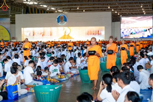 ภาพ No.149938:พิธีตักบาตร , พิธีปฎิบัติธรรม , พิธีถวายภัตตาหารเมนูสวรรค์ ในพรรษาแห่งการเข้าถึงธรรม วันธรรมชัย วันอังคารที่ 27 สิงหาคม พ.ศ.2567 ณ สภาธรรมกายสากล วัดพระธรรมกาย