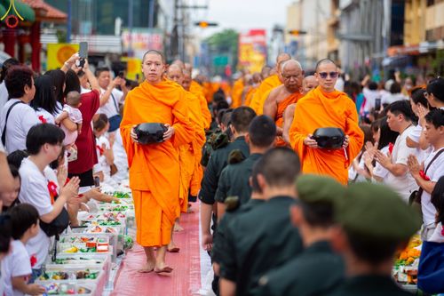 ภาพ No.85932:ตักบาตรพระนานาชาติ 10,000 รูป ใจกลางนครหาดใหญ่ จ.สงขลา วันอาทิตย์ที่ 20 สิงหาคม พ.ศ. 2566