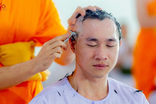 ภาพ No.228551:วันเสาร์ที่ 7 มิถุนายน พ.ศ. 2568 พิธีปลงผมโครงการอุปสมบทหมู่ธรรมทายาท ระดับอุดมศึกษา รุ่นที่ 52 ภาคฤดูฝน ณ วิหารคด 9 วัดพระธรรมกาย