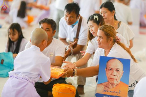 ภาพ No.133941:พิธีขอขมามอบผ้าไตร โครงการบรรพชาสามเณร ศูนย์อบรมวัดพระธรรมกาย ณ วัดพระธรรมกาย วันเสาร์ที่ 6 เมษายน พ.ศ. 2567