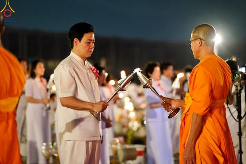 ภาพ No.160616:พิธีจุดประทีป 20,000 ดวง บูชาพระมหาธรรมกายเจดีย์ และบูชาพระมงคลเทพมุนี (สด จนฺทสโร) พระผู้ปราบมาร ณ ลานธรรม พระมหาธรรมกายเจดีย์ วัดพระธรรมกาย จ.ปทุมธานี วันที่ 10 ตุลาคม พ.ศ. 2567