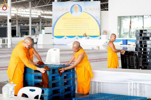 ภาพ No.214367:วันที่ 29 มีนาคม พ.ศ.2568 กิจกรรมใส่ถุงซิปกล่องไทยธรรม เพื่อรักษาความประณีตของกล่องไทยธรรม ในทุกสภาพอากาศ ณ บ้านแก้วเรือนทองคุณยาย วัดพระธรรมกาย