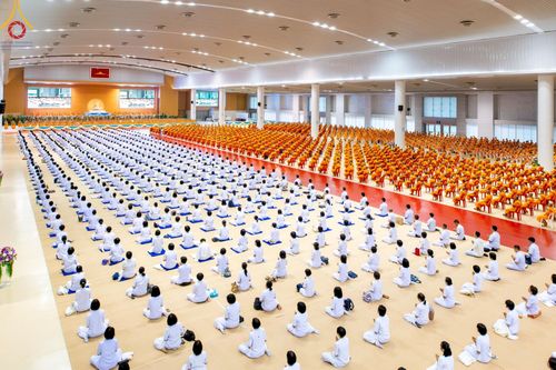 ภาพ No.59262:พิธีเจริญพระพุทธมนต์ ถวายภัตตาหารเป็นสังฆทาน เนื่องในวาระอายุวัฒนมงคล 80 ปี หลวงพ่อธัมมชโย ณ สภาธรรมกายสากล วัดพระธรรมกาย วันพุธที่ 24 เมษายน พ.ศ.2567