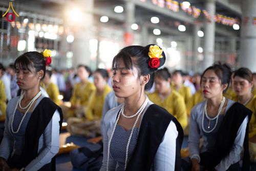 ภาพ No.143710:พิธีถวายผ้าไตร, สวดธรรมจักร, ปฏิบัติธรรม และฟังแสดงพระธรรมเทศนา ภาษาเมียนมา โดยมีสาธุชนชาวเมียนมากว่า 4,000 คน เข้าร่วมพิธี ณ มหารัตนวิหารคด วัดพระธรรมกาย วันอาทิตย์ที่ 7 กรกฎาคม พ.ศ. 2567