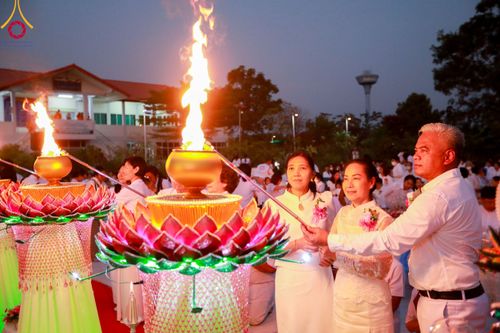 ภาพ No.112047:พิธีจุดประทีปถวายเป็นพุทธบูชา และบูชาธรรมมหาปูชนียาจารย์ พระมงคลเทพมุนี(สด จนฺทสโร) ในโครงการธรรมยาตรา กตัญญูบูชา มหาปูชนียาจารย์ พระมงคลเทพมุนี(สด จนฺทสโร) พระผู้ปราบมาร อนุสรณ์สถาน 7 แห่ง ปีที่ 12 วันที่ 14 มกราคม พ.ศ. 2567 ณ วัดสองพี่น้อง อ.สองพี่น้อง