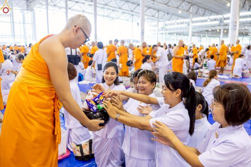 ภาพ No.243512:วันที่ 7 กันยายน พ.ศ. 2568 พิธีตักบาตร ข้าวสารอาหารแห้ง ในวันครูผู้ค้นพบวิชชาธรรมกาย ณ บ้านแก้วเรือนทองคุณยายฯ สภาธรรมกายสากล วัดพระธรรมกาย