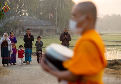 ภาพ No.76418:คณะสงฆ์และสามเณรบิณฑบาต ประเทศบังกลาเทศ วันที่ 11 กุมภาพันธ์ พ.ศ. 2566