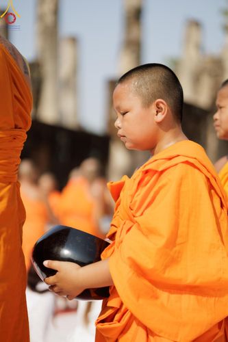 ภาพ No.58726:พิธีตักบาตรพระ ๑,๐๐๐ รูป สมโภชครบรอบ ๘๐๐ ปี พระบรมธาตุเมืองเชลียง ณ วัดพระศรีรัตนมหาธาตุ ราชวรวิหาร  (วัดพระปรางค์) ต.ศรีสัชนาลัย  อ.ศรีสัชนาลัย จ.สุโขทัย วันพฤหัสบดีที่ ๒๕ เมษายน พ.ศ. ๒๕๖๗