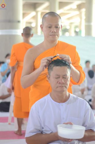 ภาพ No.248634:วันที่ 28 กันยายน พ.ศ. 2568 พิธีตัดปอยผม และปลงผม โครงการอุปสมบทบูชาธรรม 141 ปี พระมงคลเทพมุนี ณ วิหารคด วัดพระธรรมกาย