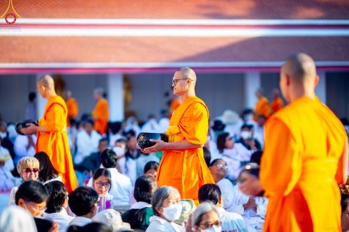ภาพ No.195374:พิธีตักบาตรพระธรรมยาตรา ณ อนุสรณ์สถานลำดับที่ 3 สถานที่เกิดใหม่ในเพศสมณะ วัดสองพี่น้อง ต.ต้นตาล อ.สองพี่น้อง จ.สุพรรณบุรี ในโครงการธรรมยาตรา กตัญญูบูชา มหาปูชนียาจารย์ พระมงคลเทพมุนี(สด จนฺทสโร) พระผู้ปราบมาร ปีที่ 13 วันที่ 15 มกราคม พ.ศ.2568